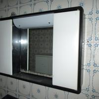 Raro specchio vintage con mensole e sportelli