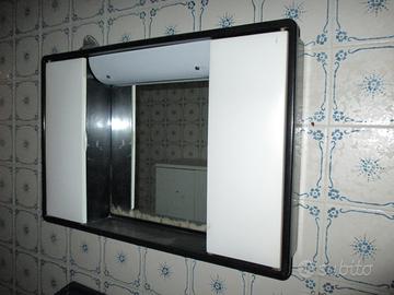 Raro specchio vintage con mensole e sportelli