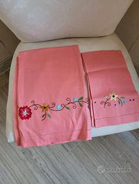 Coppia di asciugamani in lino ricamati a mano 