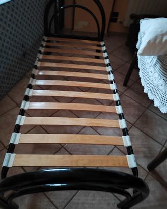 Lettino singolo con doghe in legno 