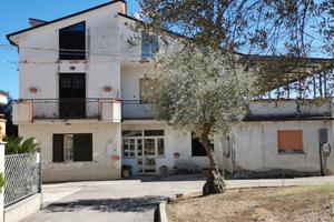 Casa singola con terreni
