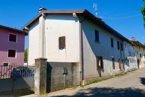 CASA DI TESTA CON GIARDINO: ampia luminosa e gi...