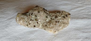 Calcopirite cristalli su Dolomite rosa (Marocco)