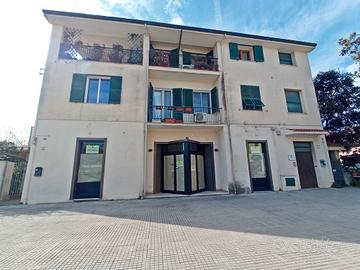 Via Carlo Felice, locale commerciale