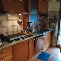 cucina completa di tavolo sedie credenza