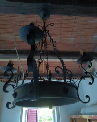 Lampadario in ferro battuto 