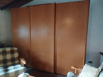 Armadio color legno ante scorrevoli