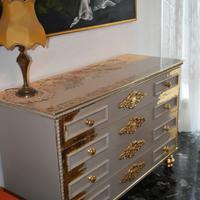 Cassettiera decorata particolare