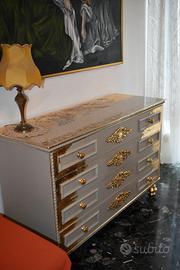 Cassettiera decorata particolare