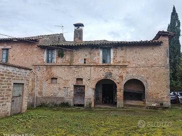 Ex convento del '600 con colonnato di epoca romana