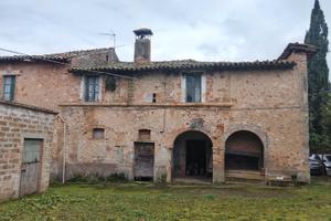 Ex convento del '600 con colonnato di epoca romana