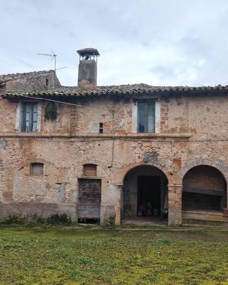 Ex convento del '600 con colonnato di epoca romana