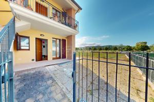 Piano terra con corte, taverna e garage