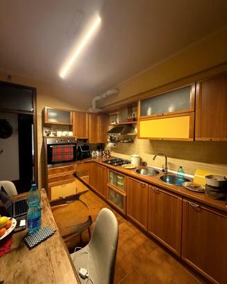 Cucina in legno 370cm con angolo 100cm