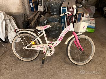Bicicletta ragazza bianca