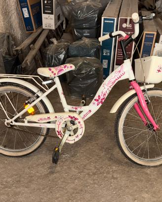 Bicicletta ragazza bianca