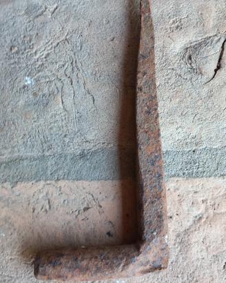 Antico Cardine in ferro battuto. 