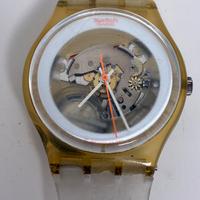 Orologio swatch vintage giallo con ingranaggi