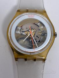 Orologio swatch vintage giallo con ingranaggi