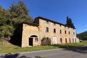 Rustico / Casale di 330 m² con più di 5 locali a M