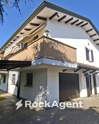 Villa di 300 m² con più di 5 locali e box auto dop
