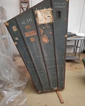Baule antico per contenitore arpa.