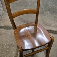 sedia in legno scuro