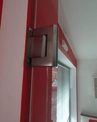 PORTA IN VETRO GRANDE CON MANIGLIA