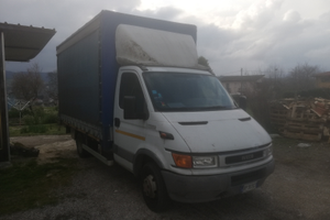 Autocarro iveco dayli centinato