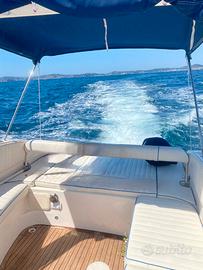 Barca a motore compeletamente rimessata