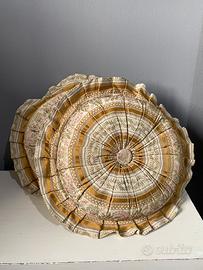 Cuscini morbidi dorati con ornamenti floreali