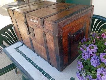 Antico baule da viaggio