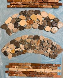 Ciottoli di fiume, piastrelle arcuate.