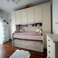 Cameretta completa di scrivanie,librerie e comò.