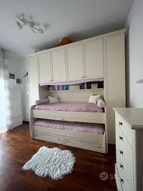 Cameretta completa di scrivanie,librerie e comò.