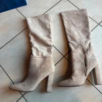 Stivale beige con tacco