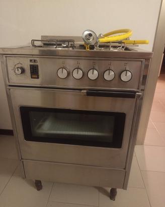 Cucina forno e fornello a gas