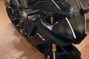 Yamaha R1 Total Black Akra