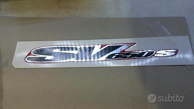 EMBLEMA SV 650 S 1999-2001 SUZUKI 68181-20F00-N9V