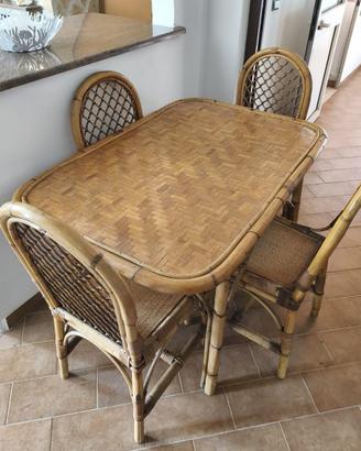Tavolo e sedie in rattan