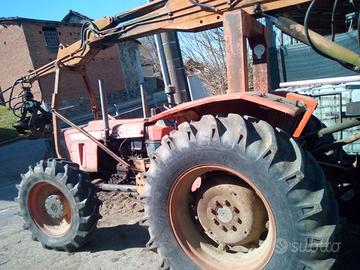 Trattore caricatore forestale pinza legna