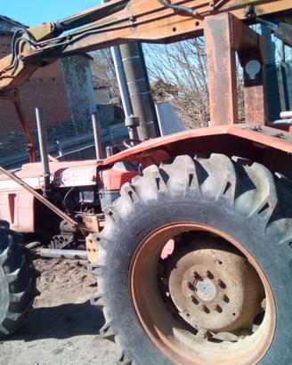 Trattore caricatore forestale pinza legna