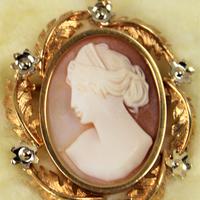 Spilla " Liberty " In oro 750 e cammeo