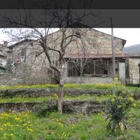 Casale rustico con giardino