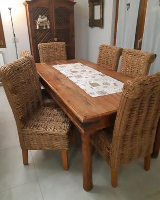 tavolo in legno massello con sedie