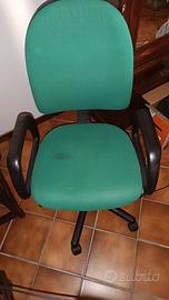 poltroncina da ufficio con 5 ruote e braccioli.   