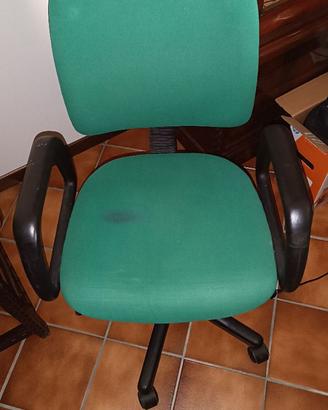 poltroncina da ufficio con 5 ruote e braccioli.   