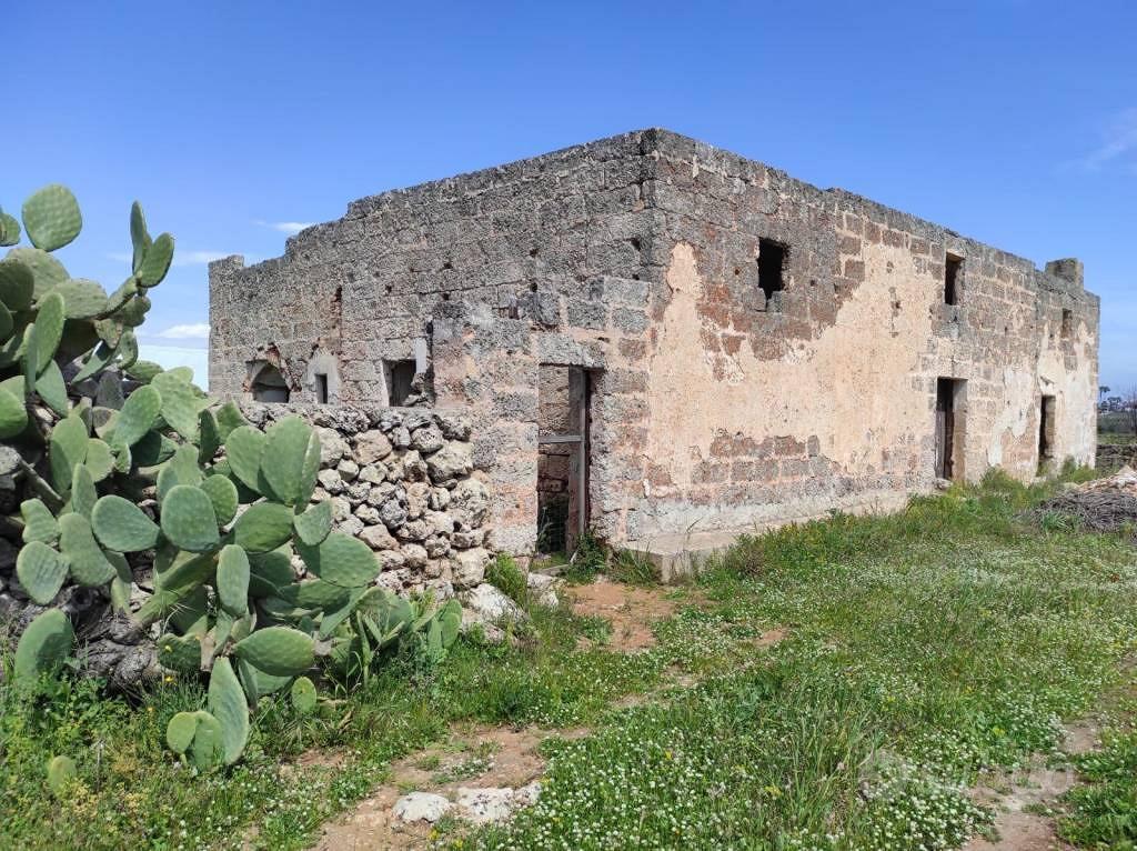 Rustico / Casale di 277 m² con più di 5 locali a R - Vista 2