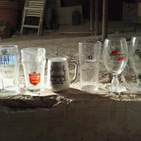 Bicchieri e boccali da birra e cocktail