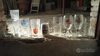 Bicchieri e boccali da birra e cocktail